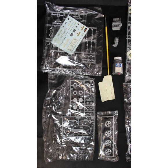 Revell Car And Driver 1/24 Scale Porsche 911 Targa Model Kit Classic Detail 7461 - Picture 3 of 11